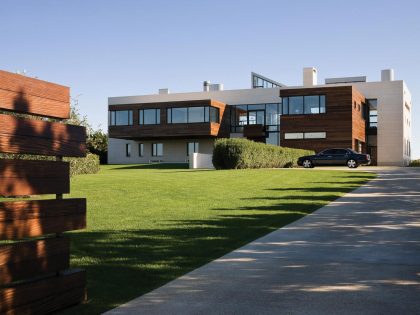 A Stunning Ultramodern Beach House Greeted by an Elegant Cantilevered Room in Southampton by Alexander Gorlin Architects (1)