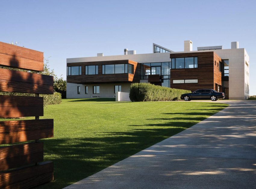 A Stunning Ultramodern Beach House Greeted by an Elegant Cantilevered Room in Southampton by Alexander Gorlin Architects (1)