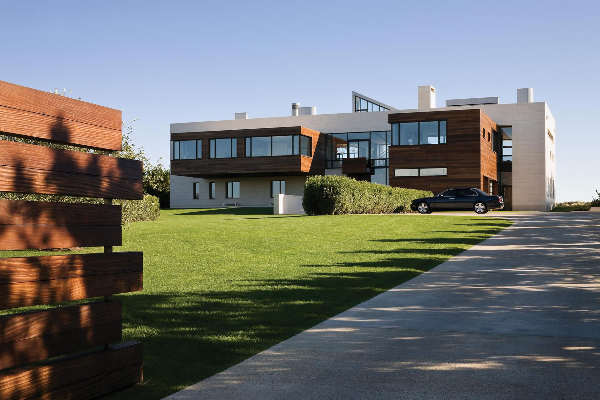 A Stunning Ultramodern Beach House Greeted by an Elegant Cantilevered Room in Southampton by Alexander Gorlin Architects (1)