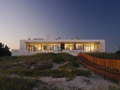 A Stunning Ultramodern Beach House Greeted by an Elegant Cantilevered Room in Southampton by Alexander Gorlin Architects (11)