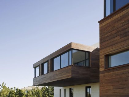 A Stunning Ultramodern Beach House Greeted by an Elegant Cantilevered Room in Southampton by Alexander Gorlin Architects (2)