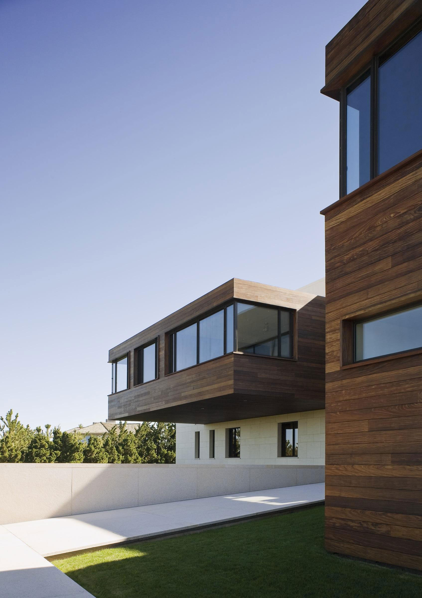 A Stunning Ultramodern Beach House Greeted by an Elegant Cantilevered Room in Southampton by Alexander Gorlin Architects (2)