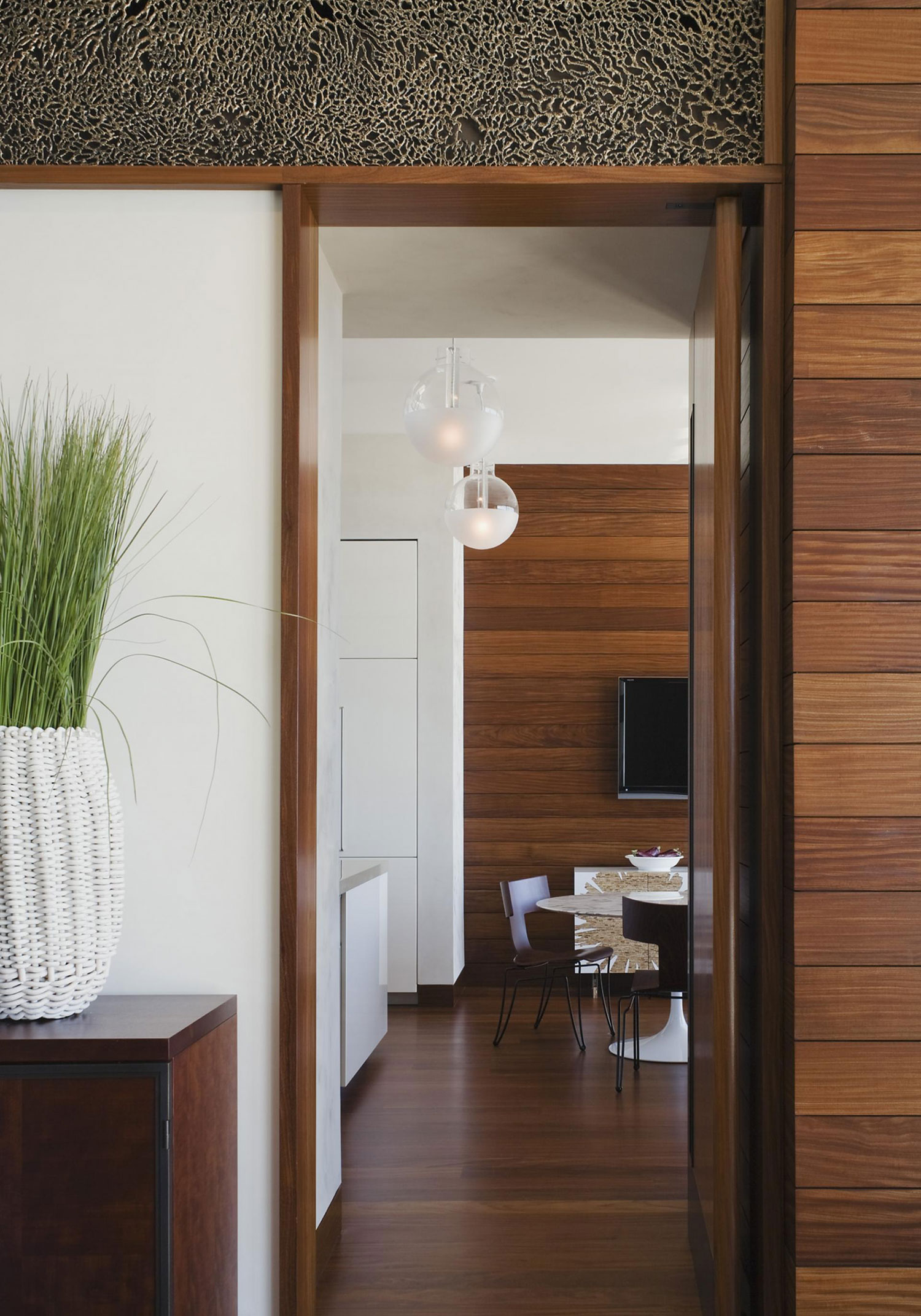 A Stunning Ultramodern Beach House Greeted by an Elegant Cantilevered Room in Southampton by Alexander Gorlin Architects (6)