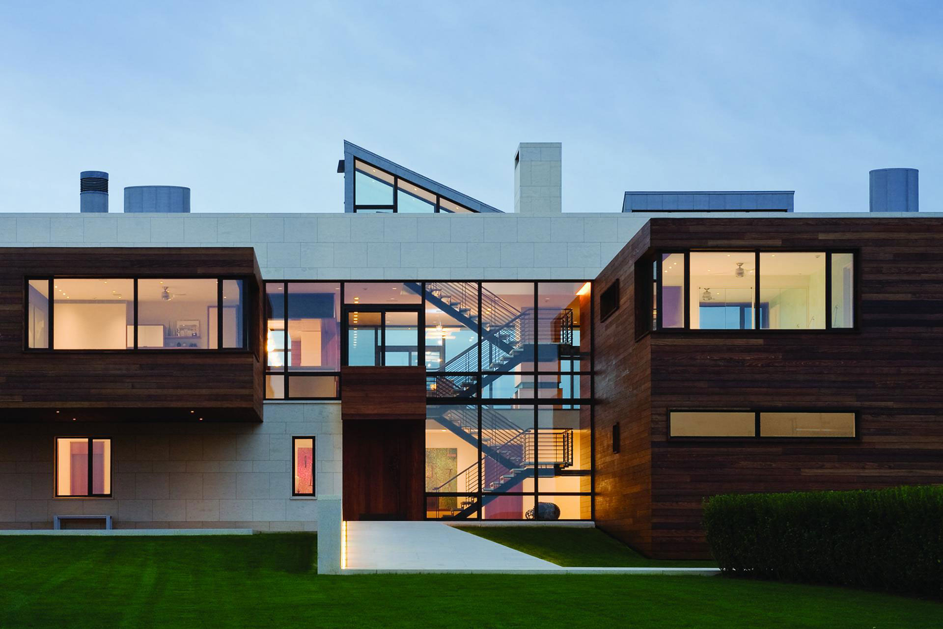 A Stunning Ultramodern Beach House Greeted by an Elegant Cantilevered Room in Southampton by Alexander Gorlin Architects (9)