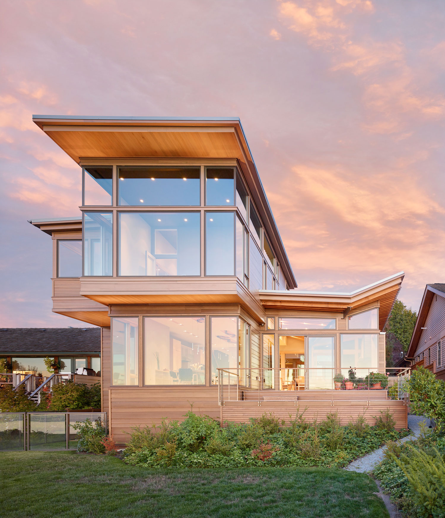 A Stunning Waterfront Home with a Dramatic Panorama of Water and Mountains in Seattle by FINNE Architects (1)