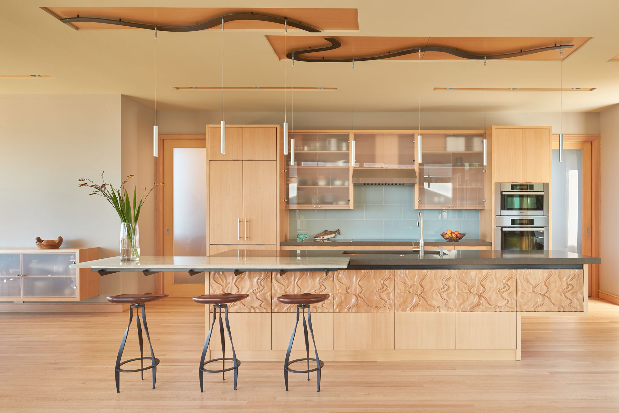 A Stunning Waterfront Home with a Dramatic Panorama of Water and Mountains in Seattle by FINNE Architects (10)