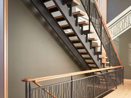 A Stunning Waterfront Home with a Dramatic Panorama of Water and Mountains in Seattle by FINNE Architects (14)