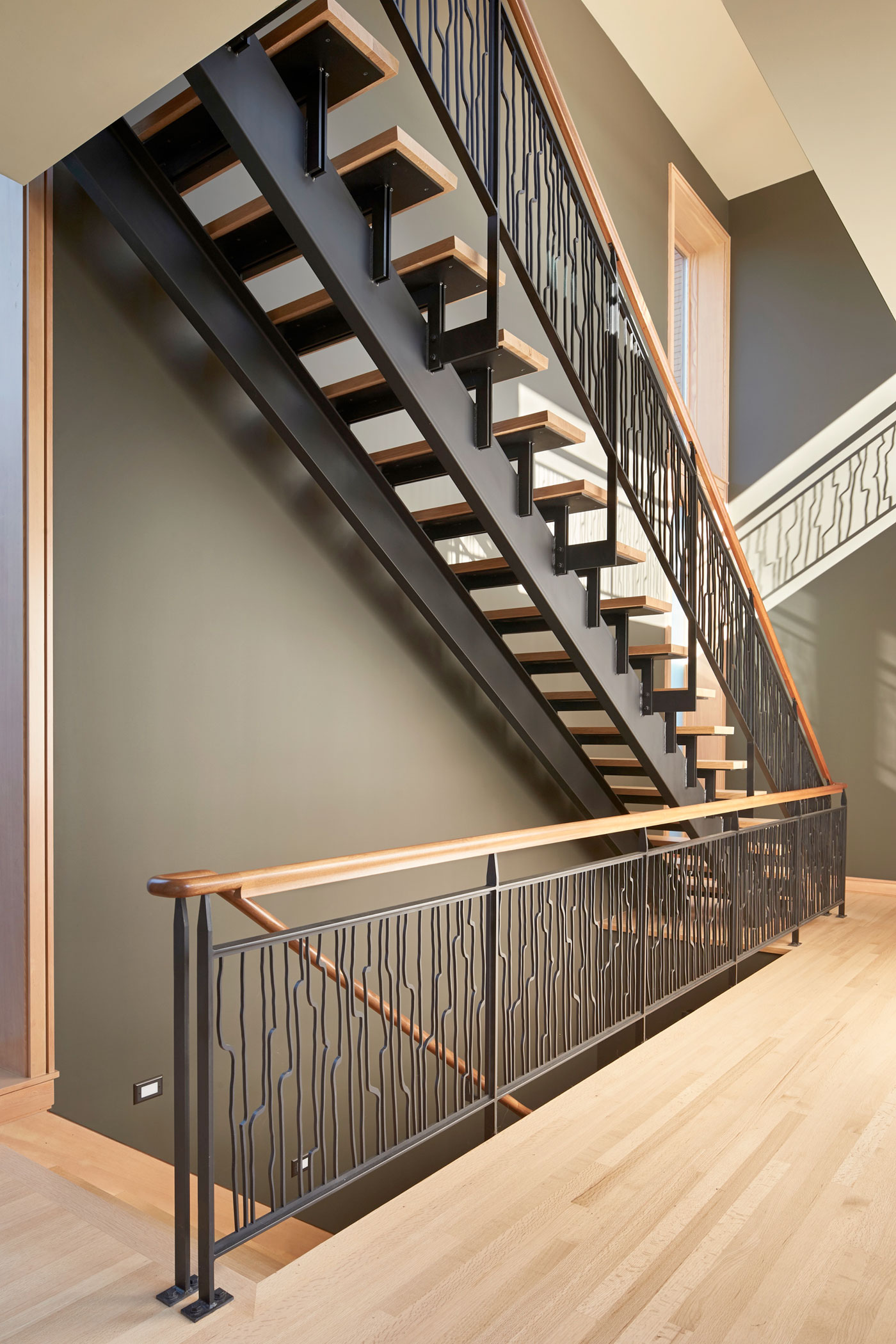 A Stunning Waterfront Home with a Dramatic Panorama of Water and Mountains in Seattle by FINNE Architects (14)