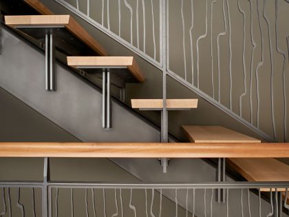 A Stunning Waterfront Home with a Dramatic Panorama of Water and Mountains in Seattle by FINNE Architects (15)