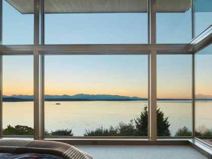 A Stunning Waterfront Home with a Dramatic Panorama of Water and Mountains in Seattle by FINNE Architects (17)