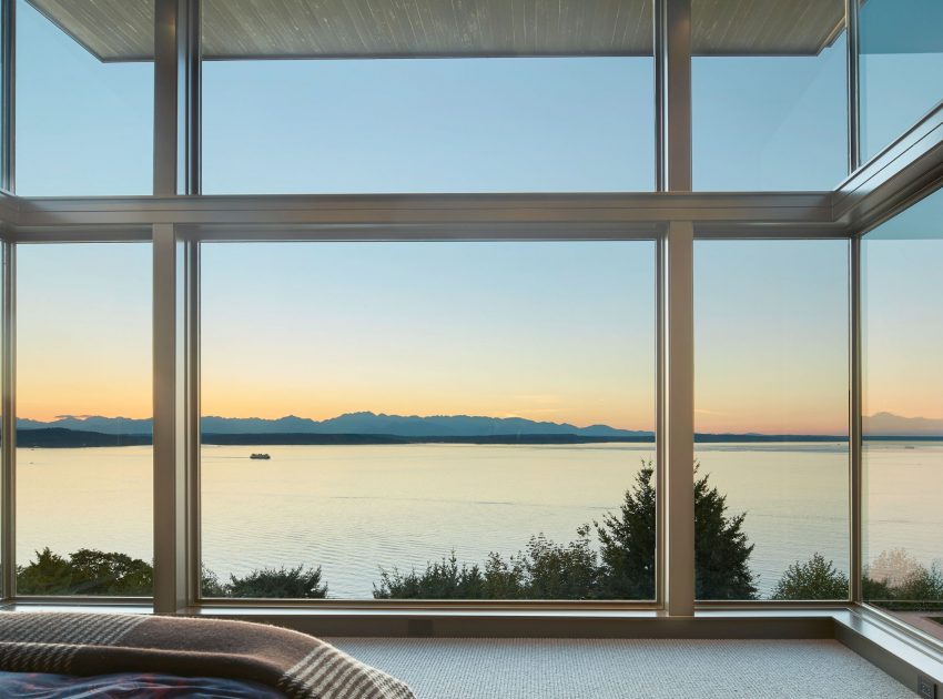 A Stunning Waterfront Home with a Dramatic Panorama of Water and Mountains in Seattle by FINNE Architects (17)