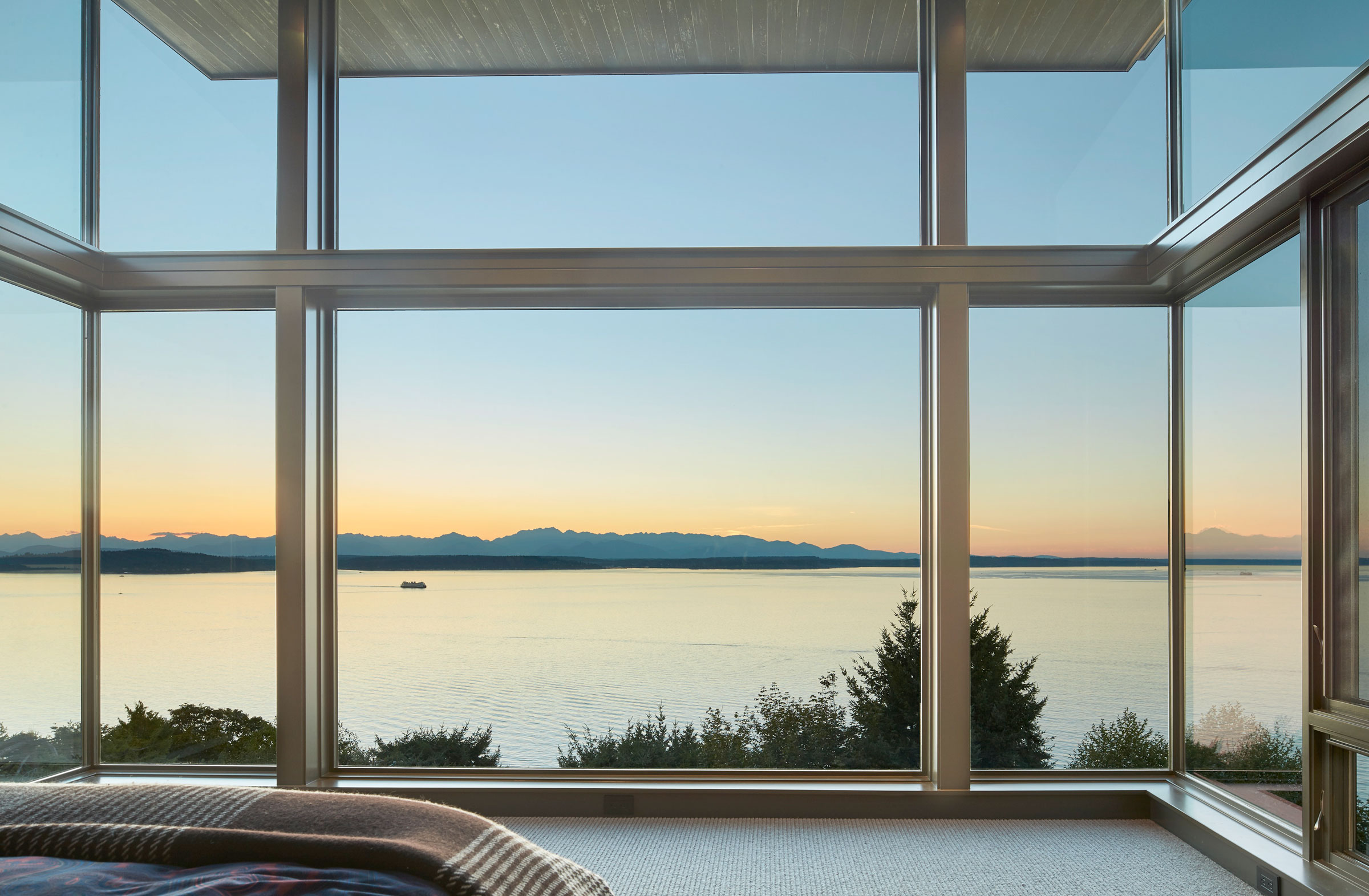A Stunning Waterfront Home with a Dramatic Panorama of Water and Mountains in Seattle by FINNE Architects (17)