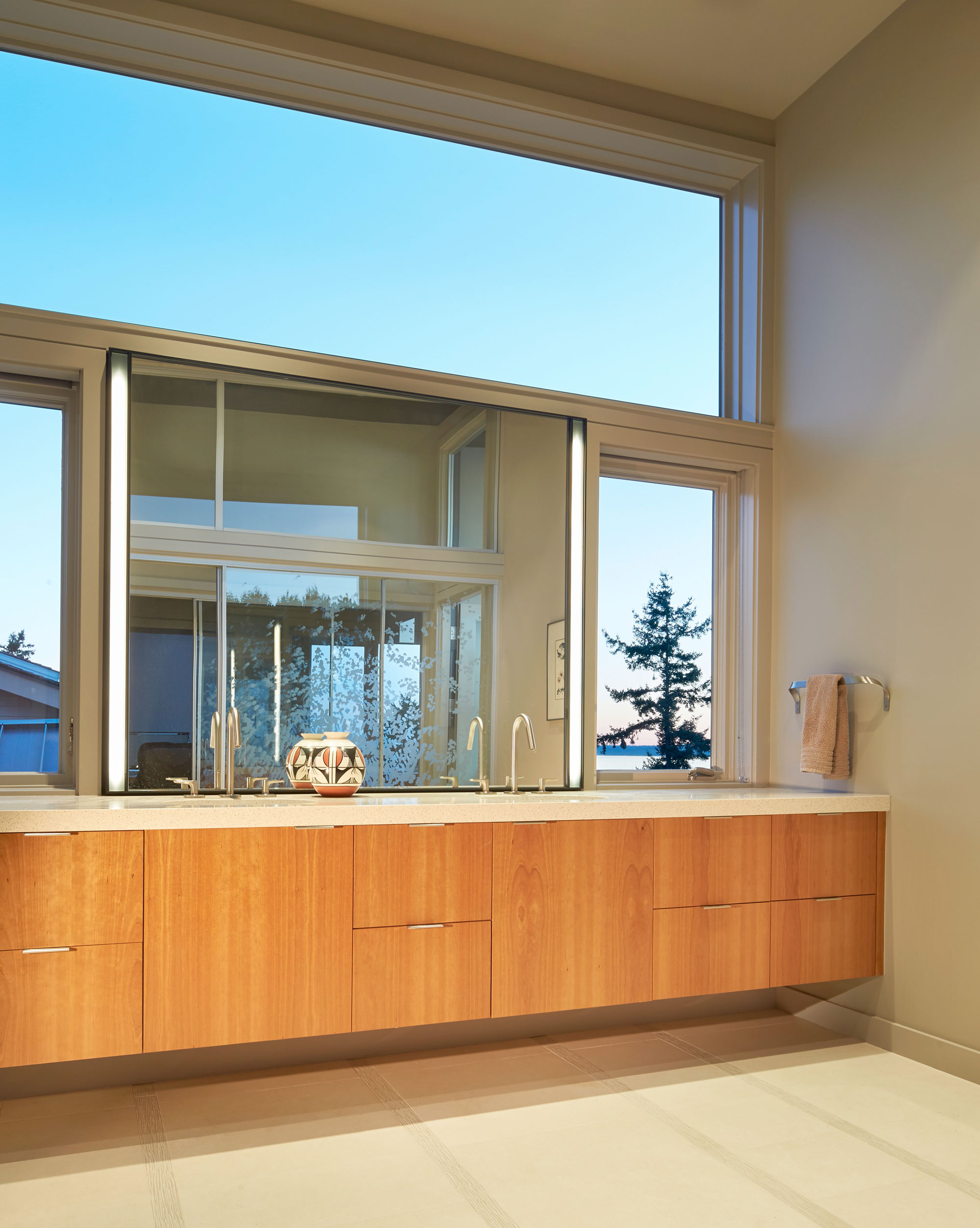 A Stunning Waterfront Home with a Dramatic Panorama of Water and Mountains in Seattle by FINNE Architects (18)