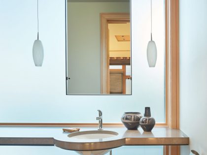 A Stunning Waterfront Home with a Dramatic Panorama of Water and Mountains in Seattle by FINNE Architects (19)