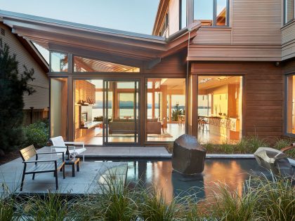 A Stunning Waterfront Home with a Dramatic Panorama of Water and Mountains in Seattle by FINNE Architects (2)