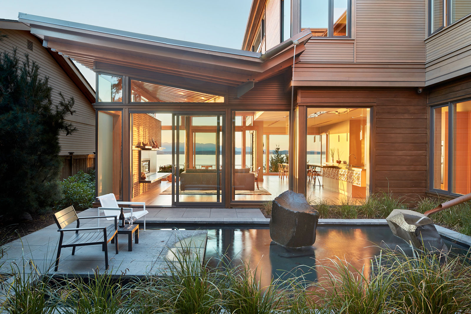 A Stunning Waterfront Home with a Dramatic Panorama of Water and Mountains in Seattle by FINNE Architects (2)