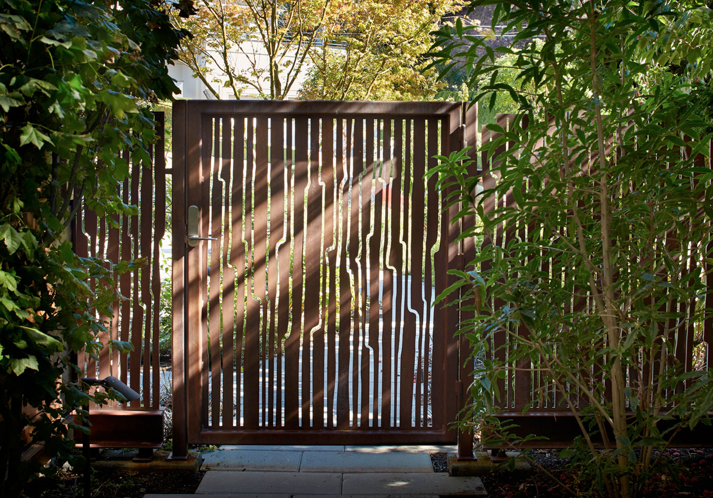 A Stunning Waterfront Home with a Dramatic Panorama of Water and Mountains in Seattle by FINNE Architects (4)