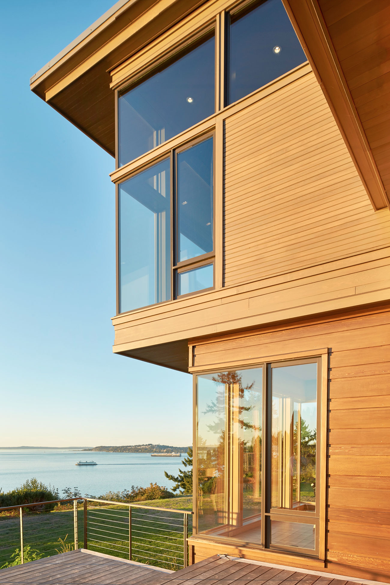 A Stunning Waterfront Home with a Dramatic Panorama of Water and Mountains in Seattle by FINNE Architects (5)
