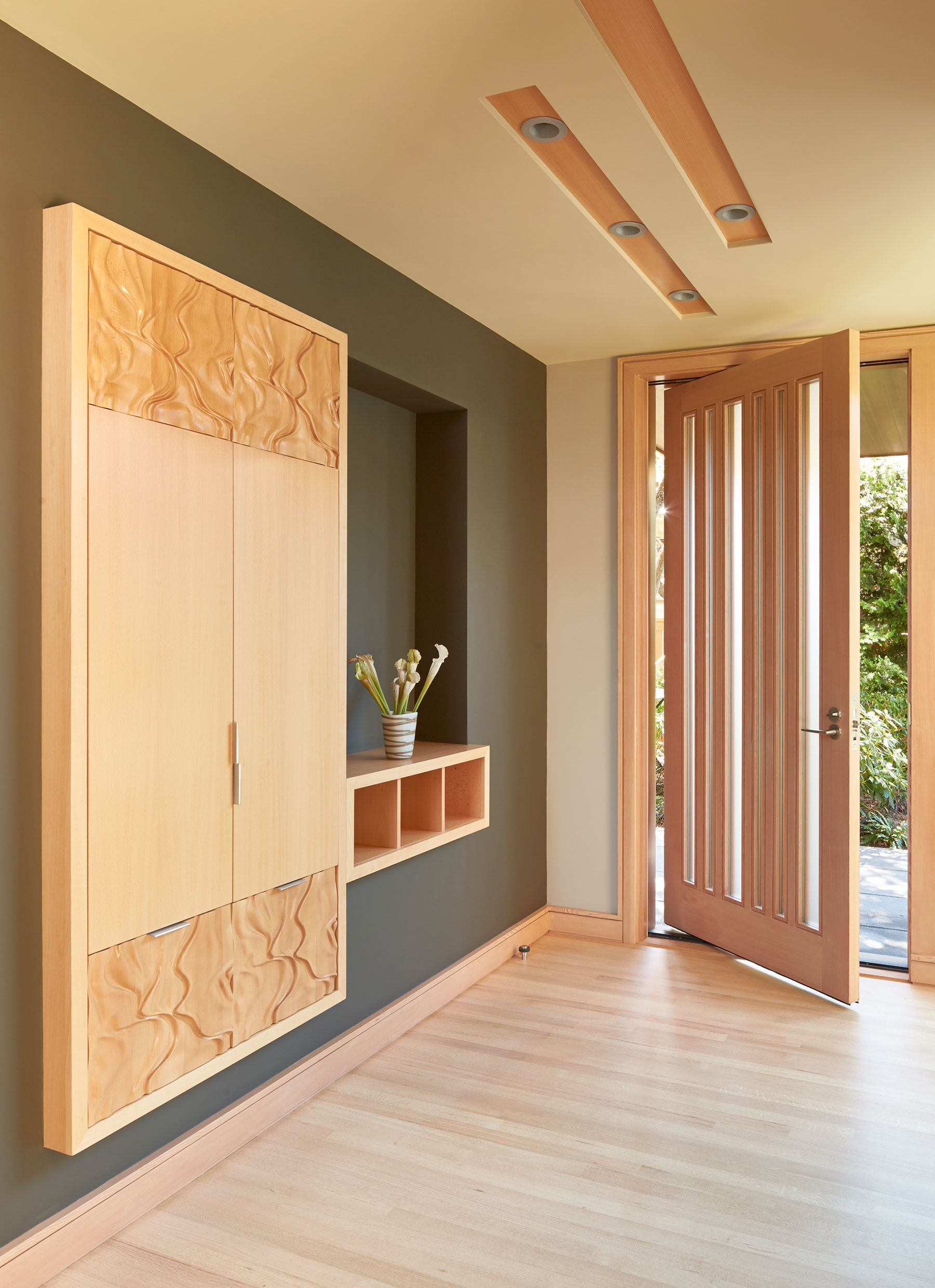 A Stunning Waterfront Home with a Dramatic Panorama of Water and Mountains in Seattle by FINNE Architects (6)