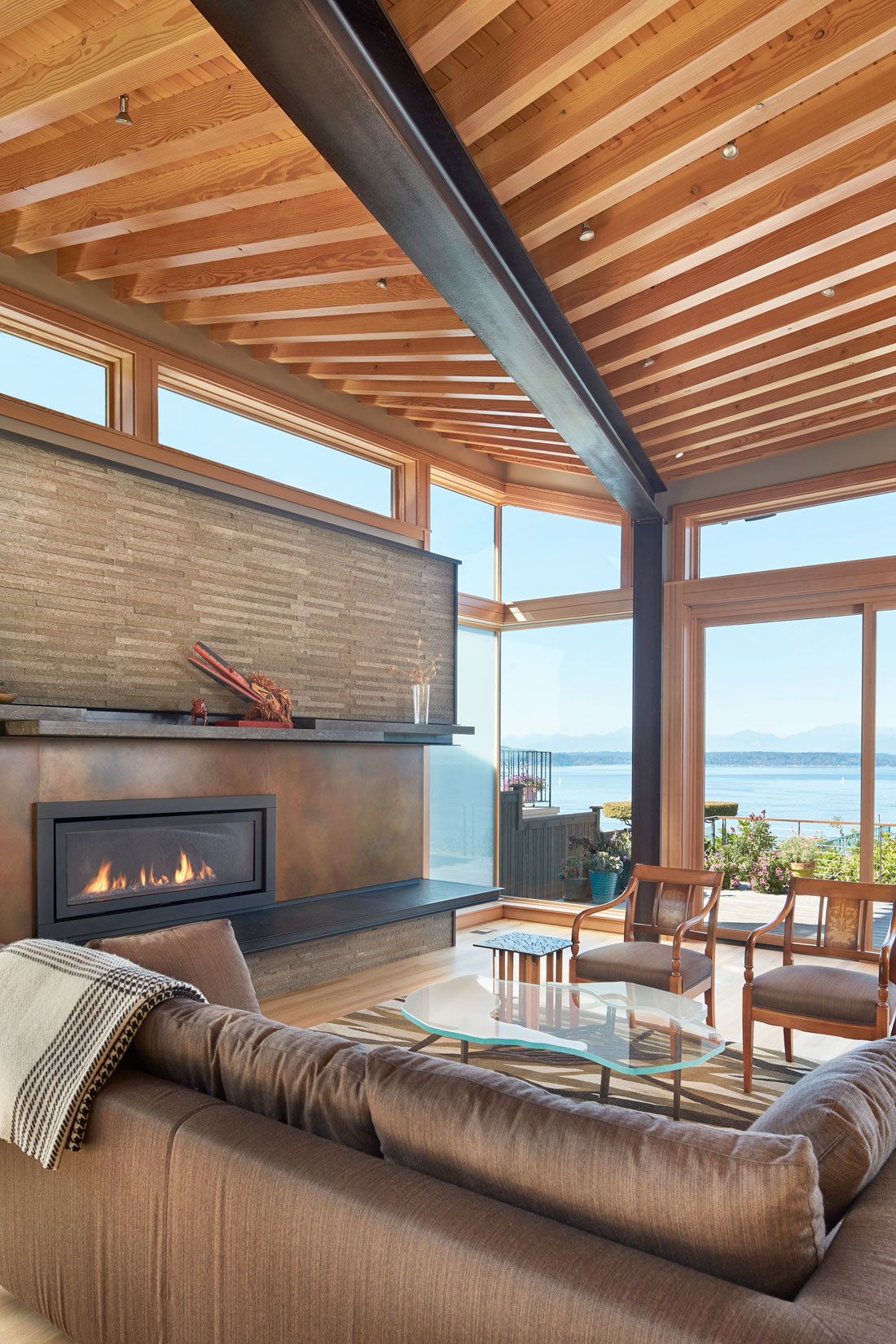 A Stunning Waterfront Home with a Dramatic Panorama of Water and Mountains in Seattle by FINNE Architects (8)