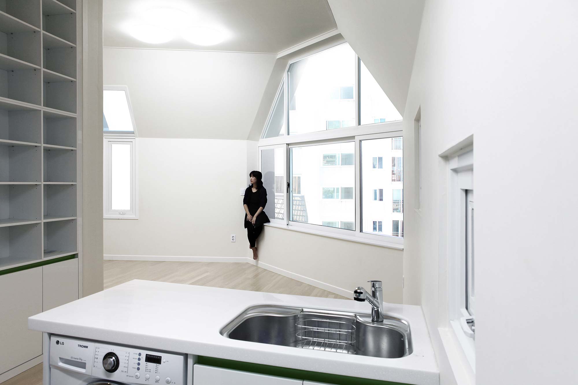 A Stunning White House with Beautiful Pops of Color in Seoul, South Korea by Design band YOAP (11)