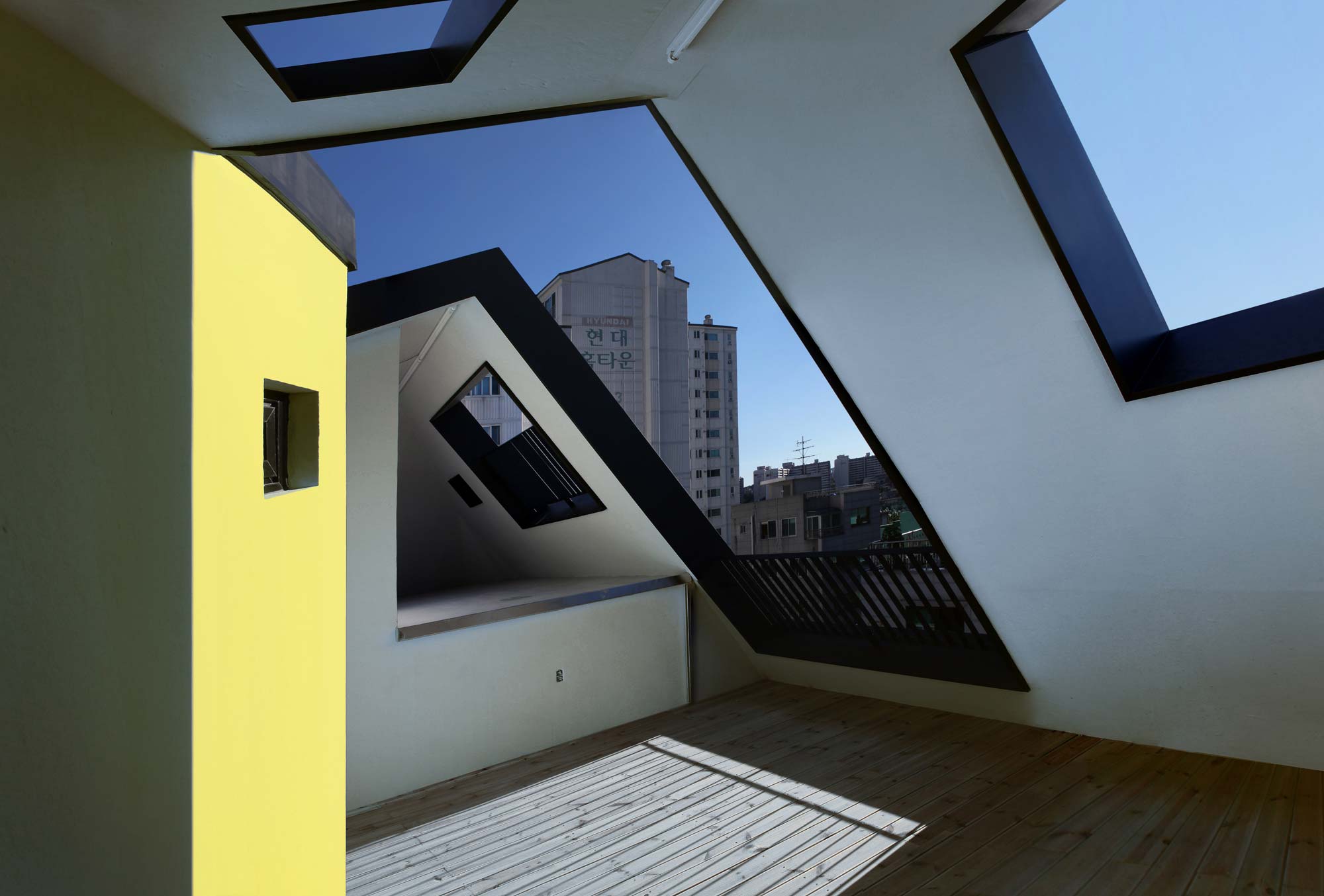 A Stunning White House with Beautiful Pops of Color in Seoul, South Korea by Design band YOAP (12)