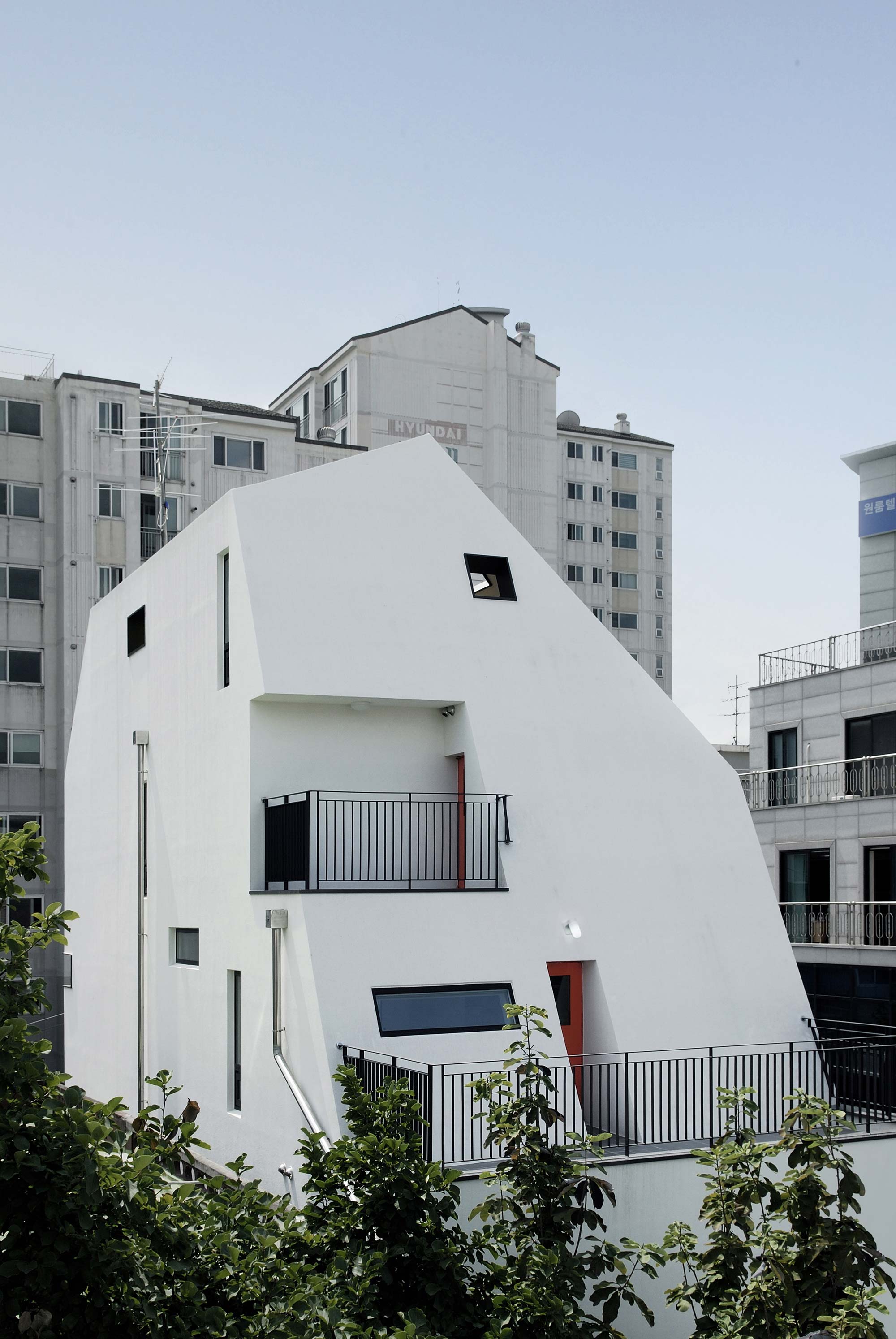 A Stunning White House with Beautiful Pops of Color in Seoul, South Korea by Design band YOAP (2)