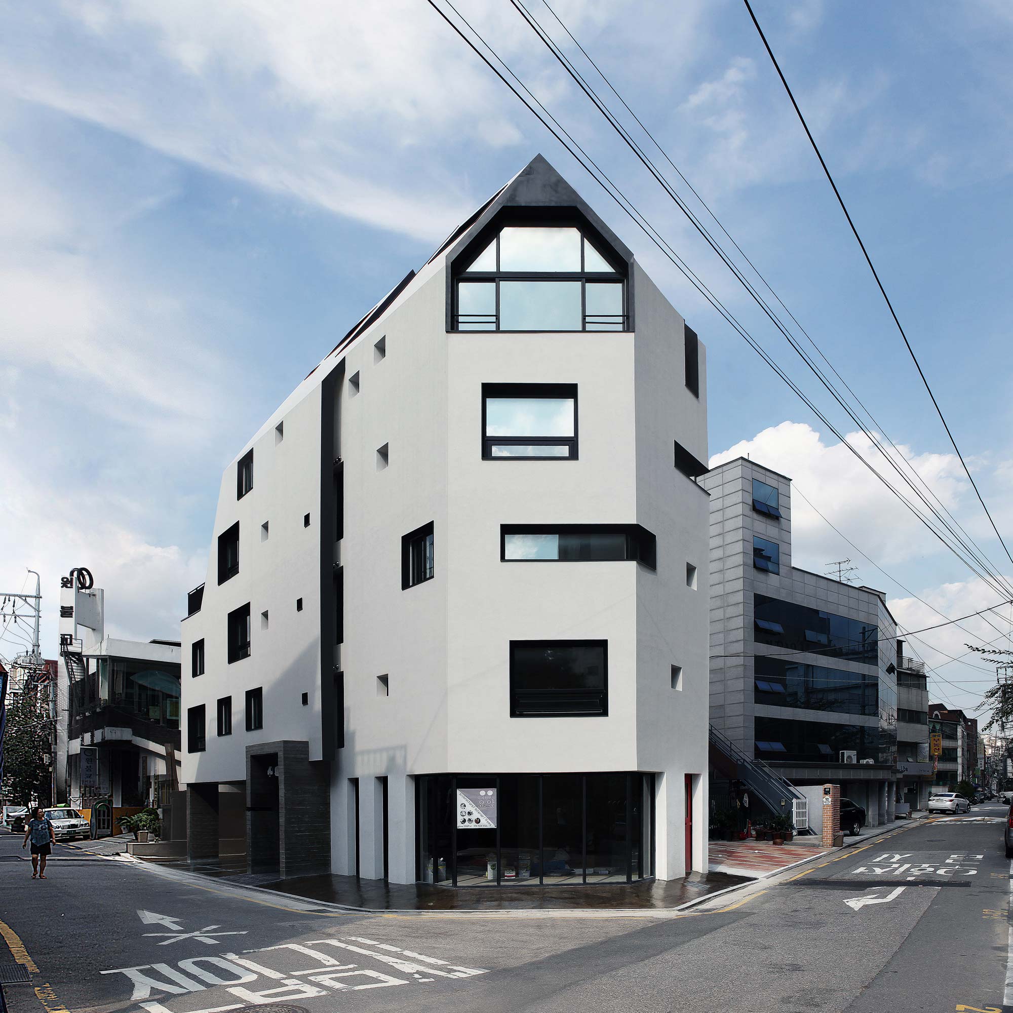 A Stunning White House with Beautiful Pops of Color in Seoul, South Korea by Design band YOAP (5)