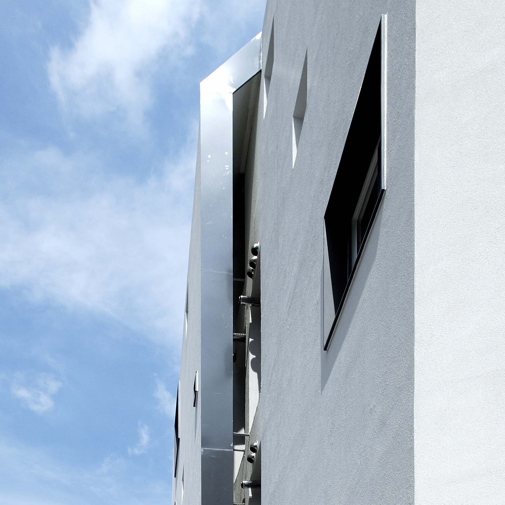 A Stunning White House with Beautiful Pops of Color in Seoul, South Korea by Design band YOAP (6)