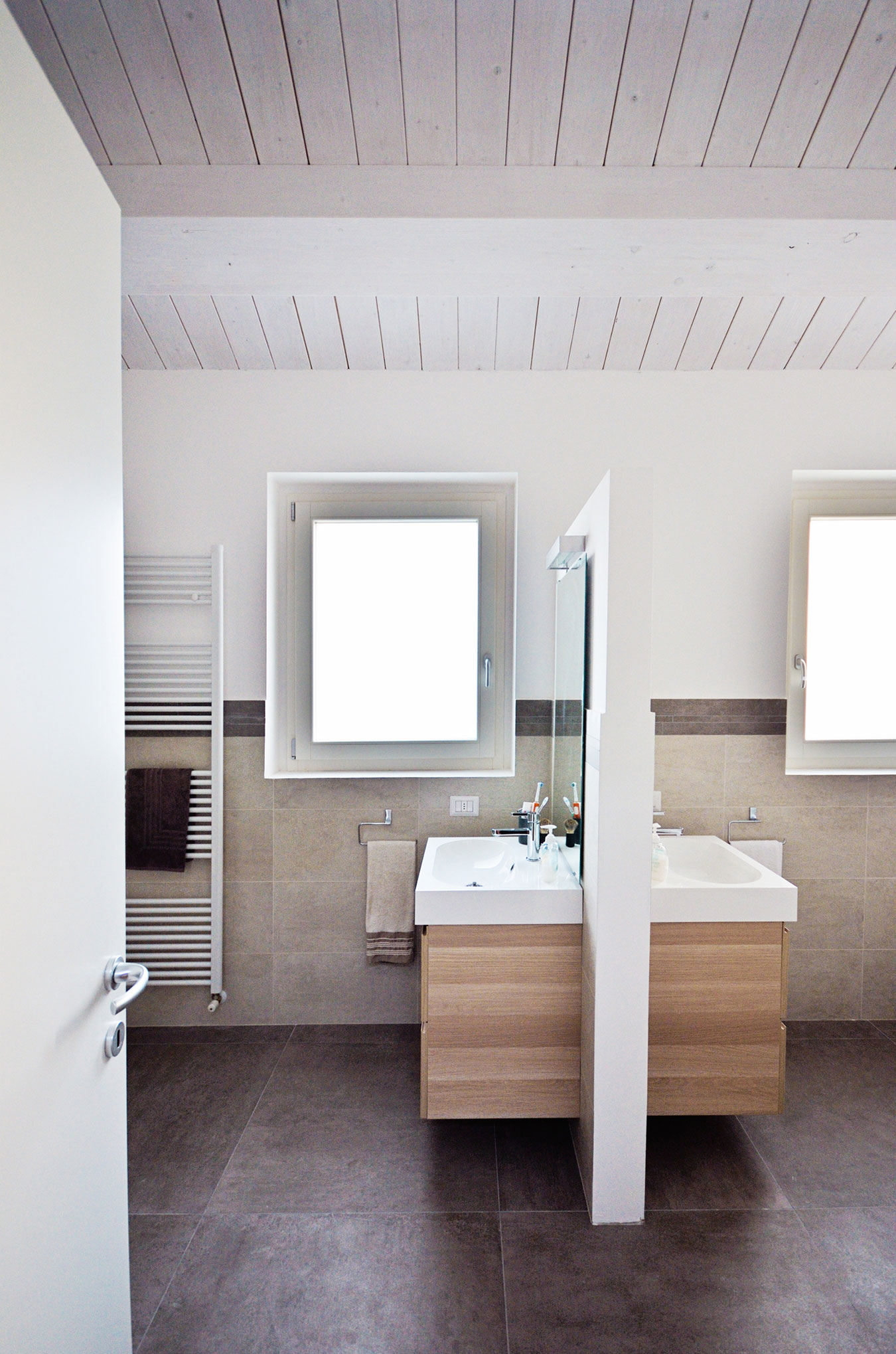 A Stunning and Comfortable Contemporary Home Overlooking the Hills of Saltregna by Paolo Vigoni (13)