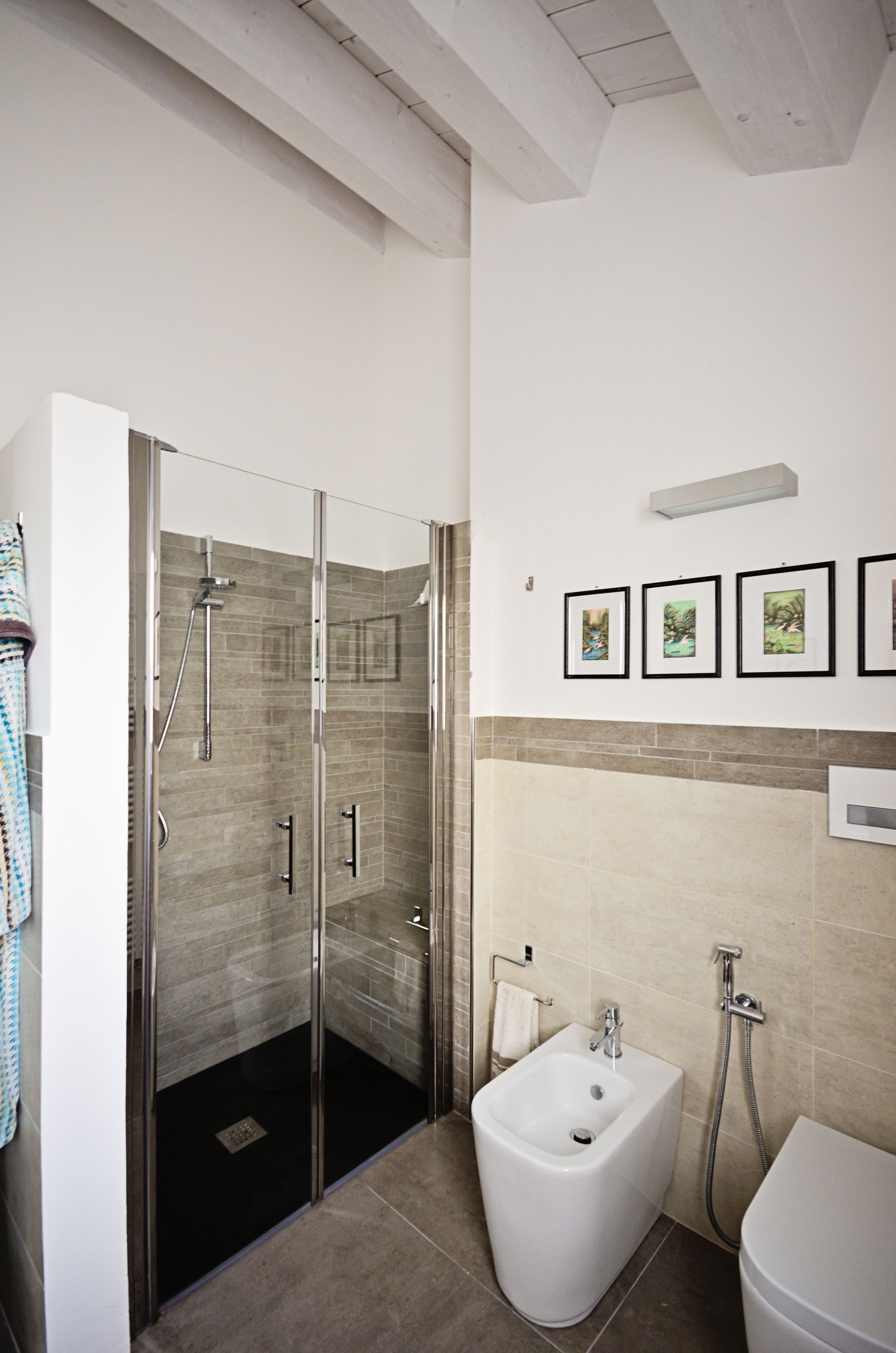 A Stunning and Comfortable Contemporary Home Overlooking the Hills of Saltregna by Paolo Vigoni (14)