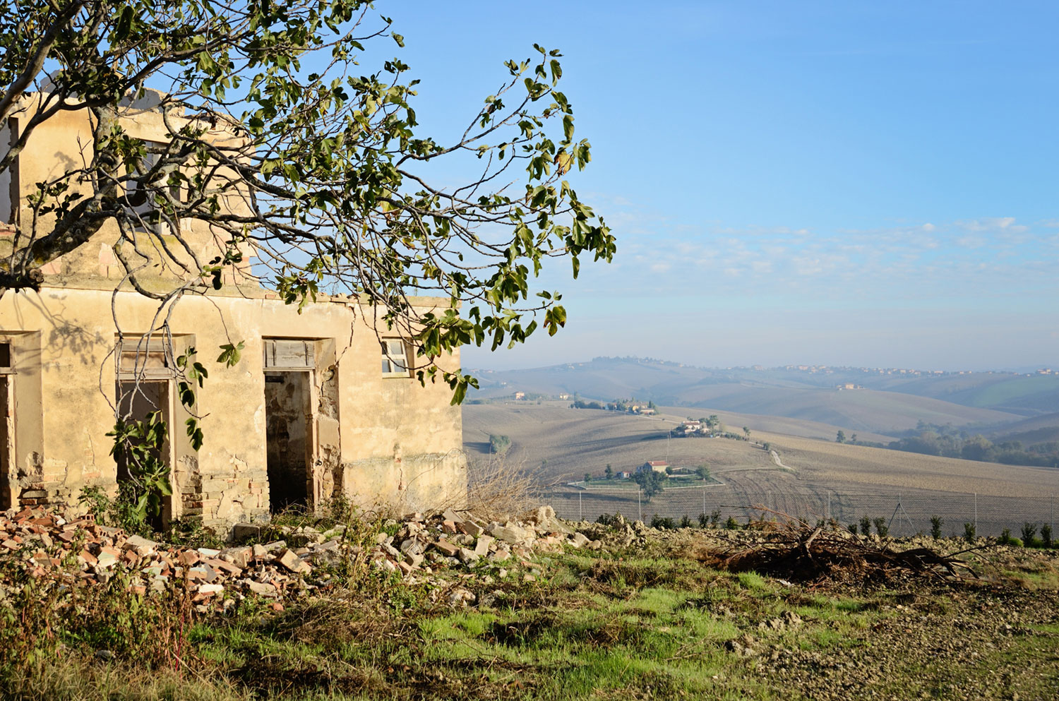 A Stunning and Comfortable Contemporary Home Overlooking the Hills of Saltregna by Paolo Vigoni (15)