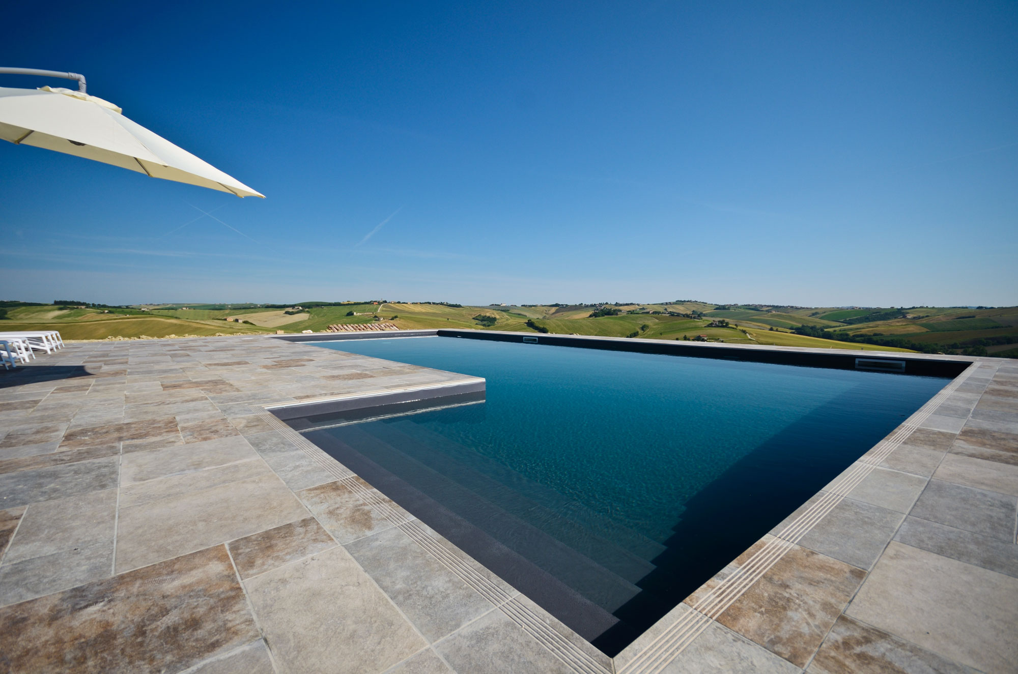 A Stunning and Comfortable Contemporary Home Overlooking the Hills of Saltregna by Paolo Vigoni (17)