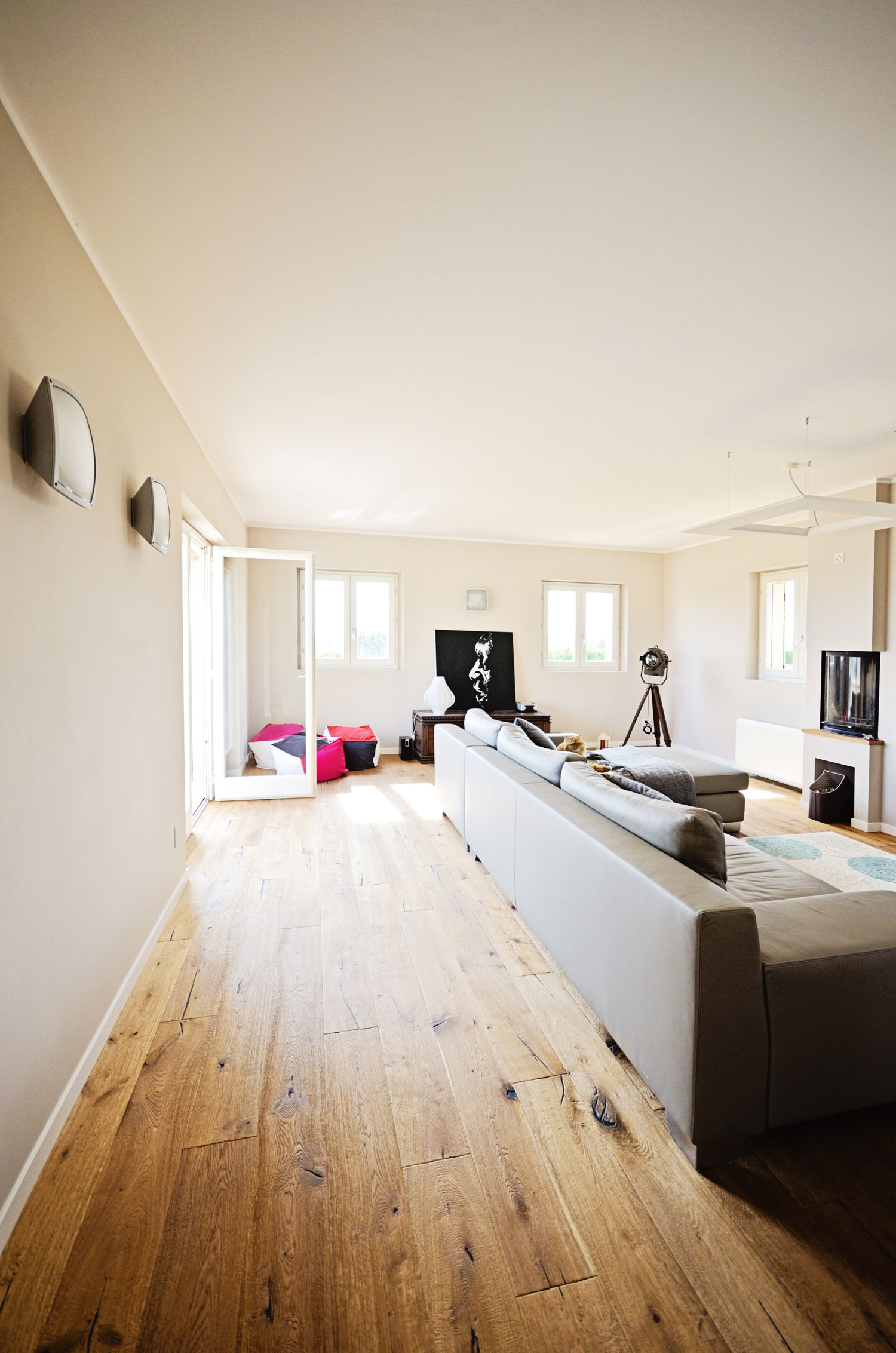 A Stunning and Comfortable Contemporary Home Overlooking the Hills of Saltregna by Paolo Vigoni (3)