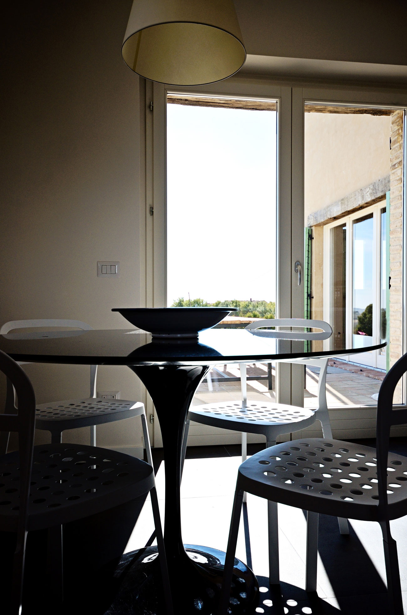 A Stunning and Comfortable Contemporary Home Overlooking the Hills of Saltregna by Paolo Vigoni (6)