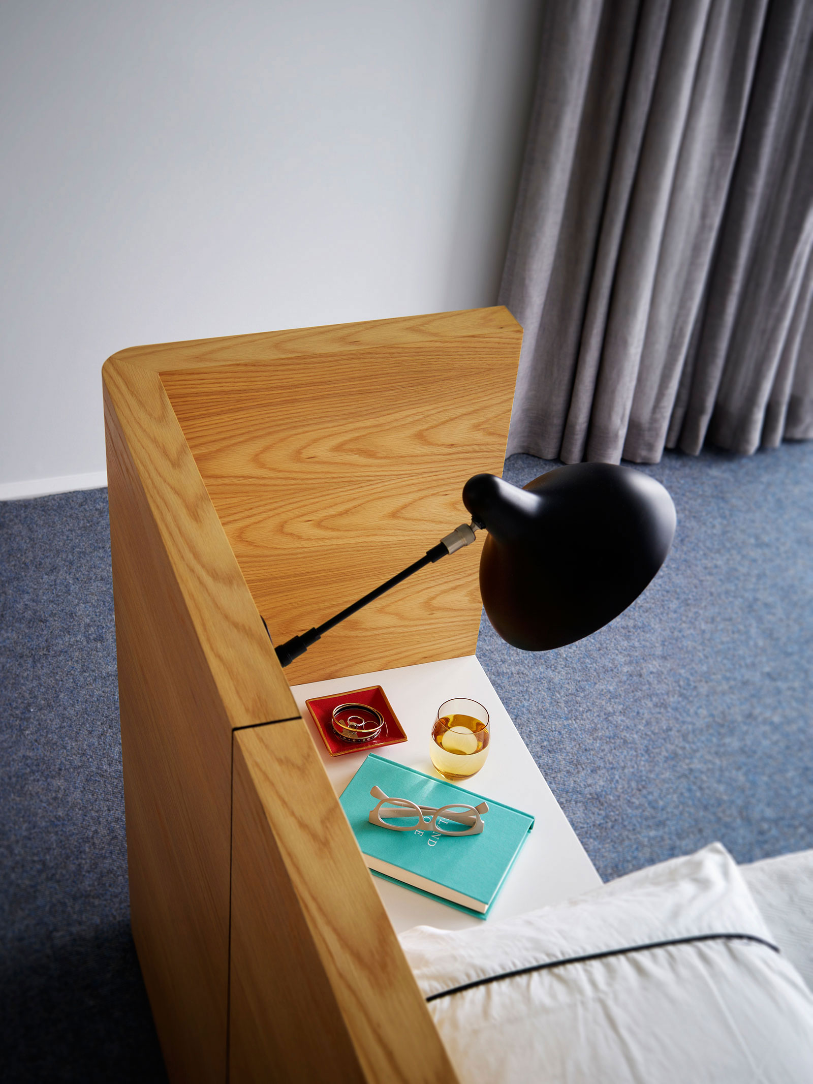 A Stunning and Luminous Beach House Inspired by a Ship on Stilts in Collaroy by Luigi Rosselli Architects (16)