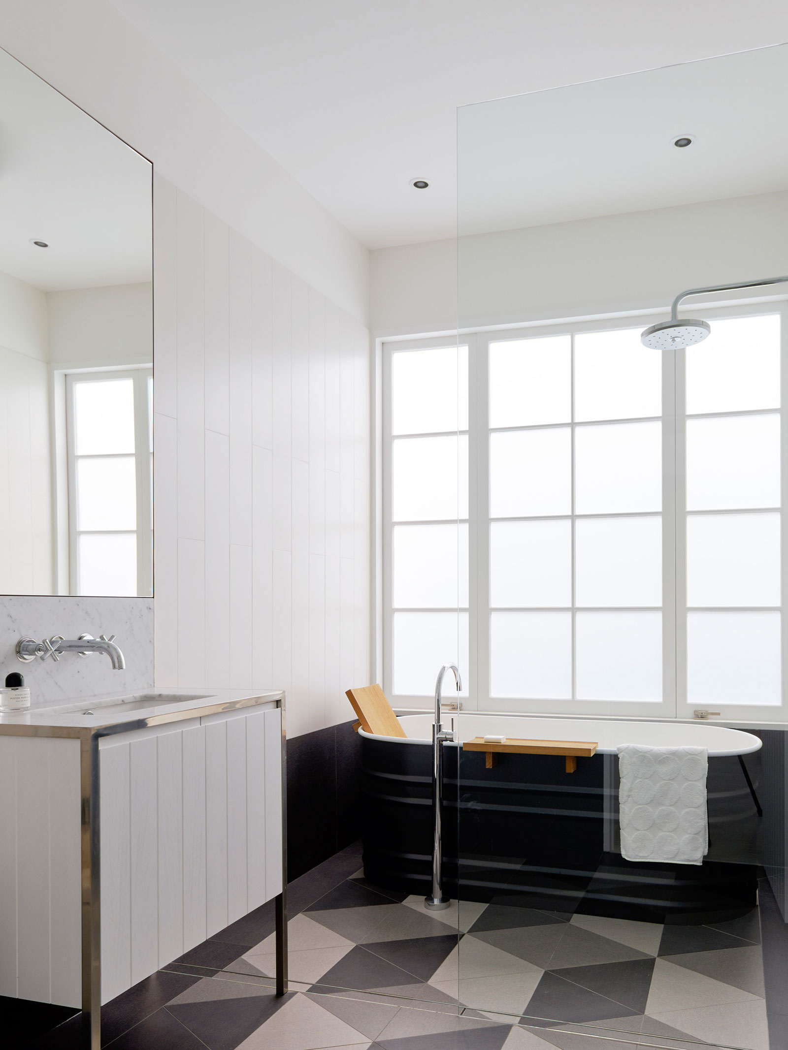 A Stunning and Luminous Beach House Inspired by a Ship on Stilts in Collaroy by Luigi Rosselli Architects (17)