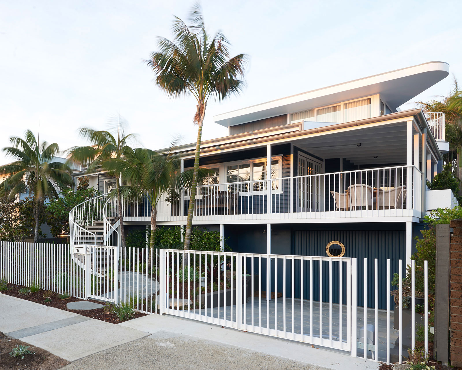 A Stunning and Luminous Beach House Inspired by a Ship on Stilts in Collaroy by Luigi Rosselli Architects (2)