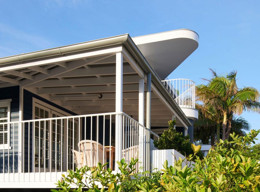 A Stunning and Luminous Beach House Inspired by a Ship on Stilts in Collaroy by Luigi Rosselli Architects (4)