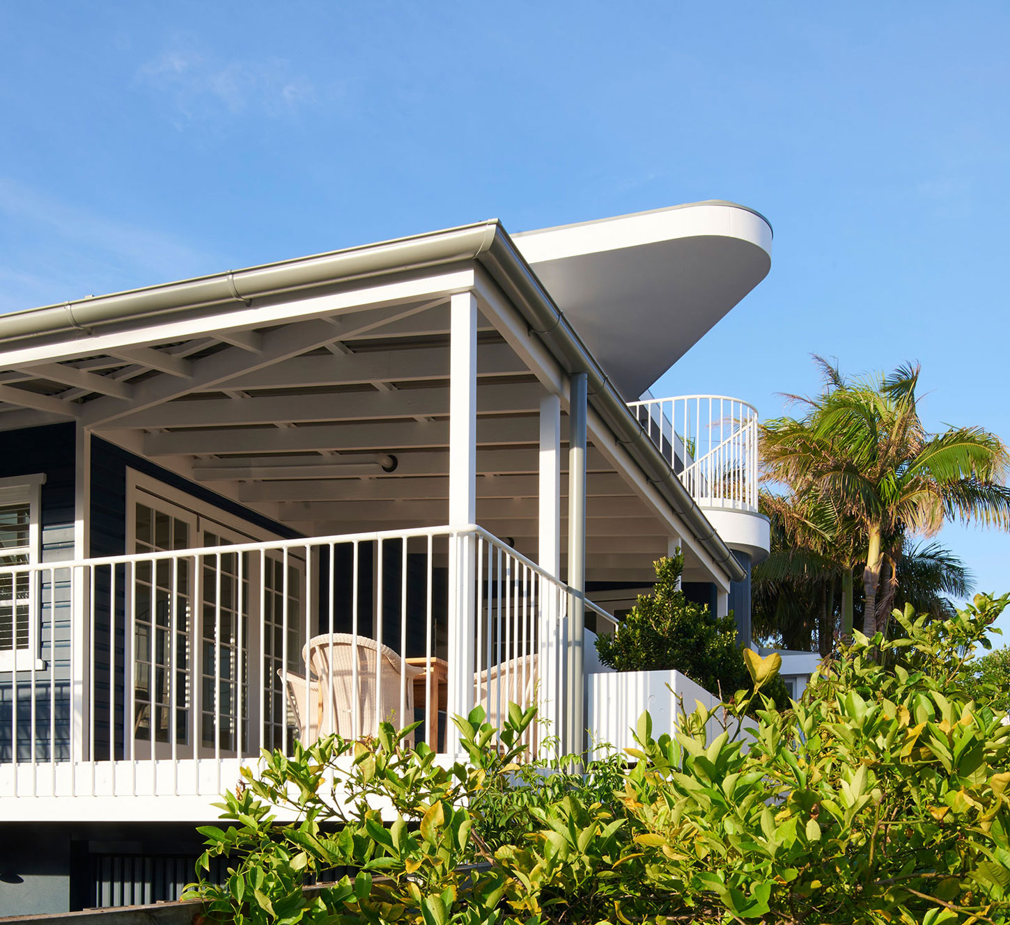 A Stunning and Luminous Beach House Inspired by a Ship on Stilts in Collaroy by Luigi Rosselli Architects (4)