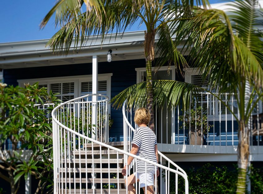 A Stunning and Luminous Beach House Inspired by a Ship on Stilts in Collaroy by Luigi Rosselli Architects (5)