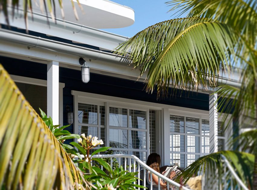 A Stunning and Luminous Beach House Inspired by a Ship on Stilts in Collaroy by Luigi Rosselli Architects (6)