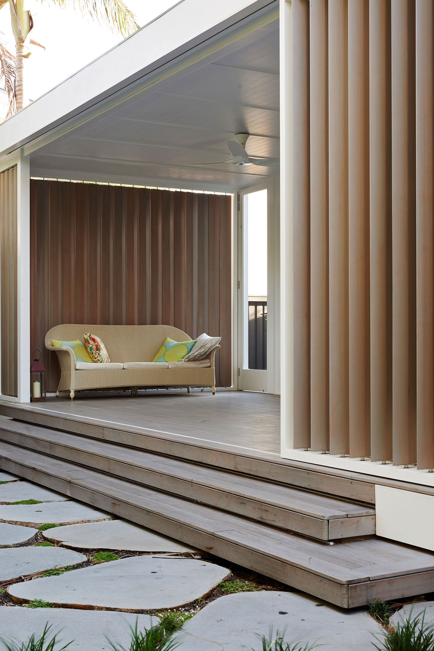 A Stunning and Luminous Beach House Inspired by a Ship on Stilts in Collaroy by Luigi Rosselli Architects (7)