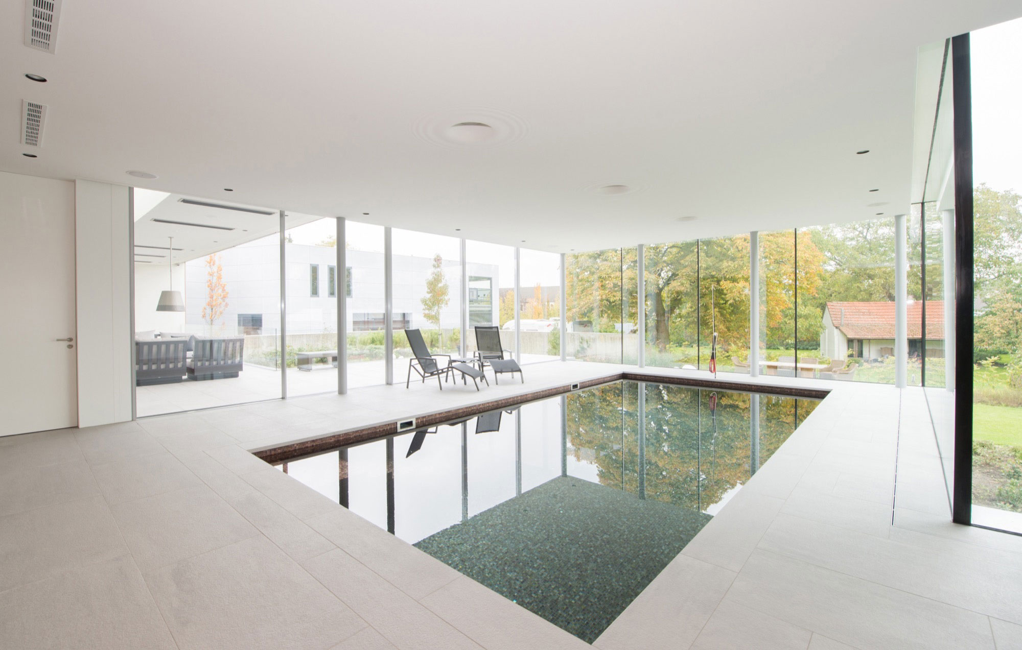 A Stunning and Luminous Contemporary Home on the Edge of a Pretty Man-Made River by LIAG architects (11)