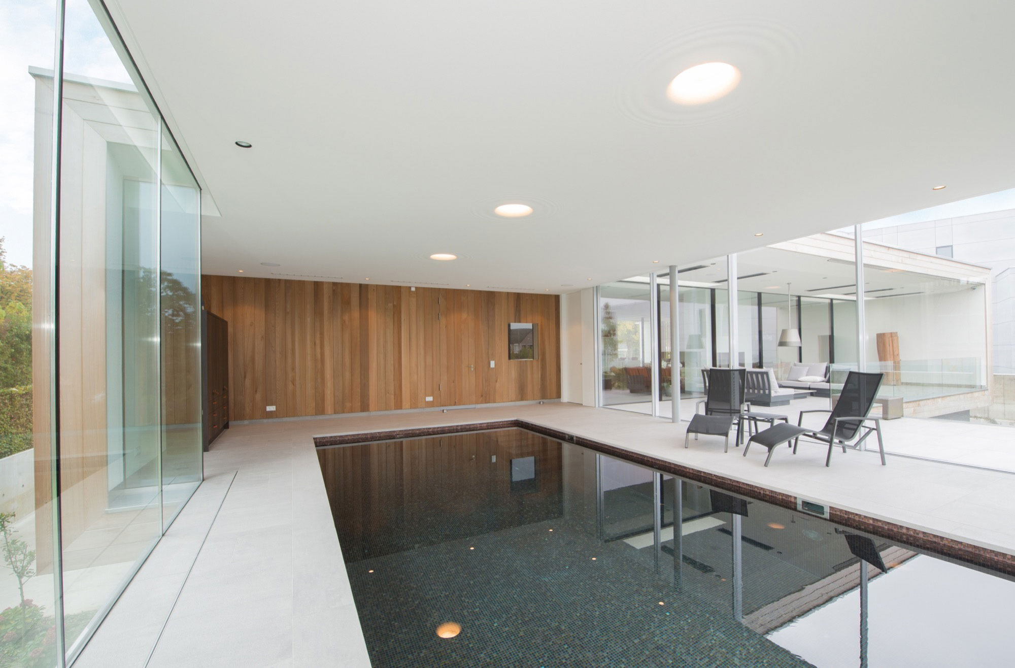 A Stunning and Luminous Contemporary Home on the Edge of a Pretty Man-Made River by LIAG architects (12)
