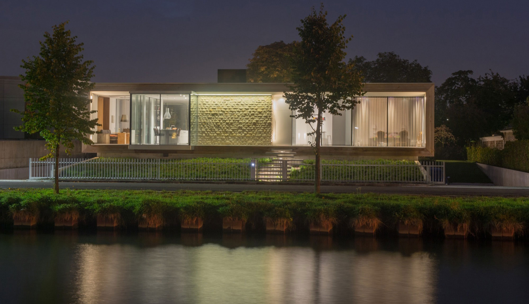 A Stunning and Luminous Contemporary Home on the Edge of a Pretty Man-Made River by LIAG architects (18)
