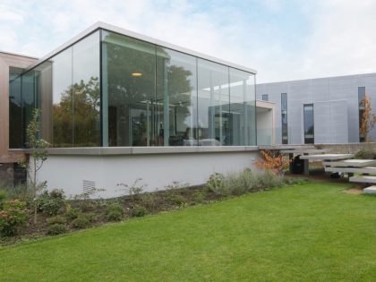 A Stunning and Luminous Contemporary Home on the Edge of a Pretty Man-Made River by LIAG architects (3)