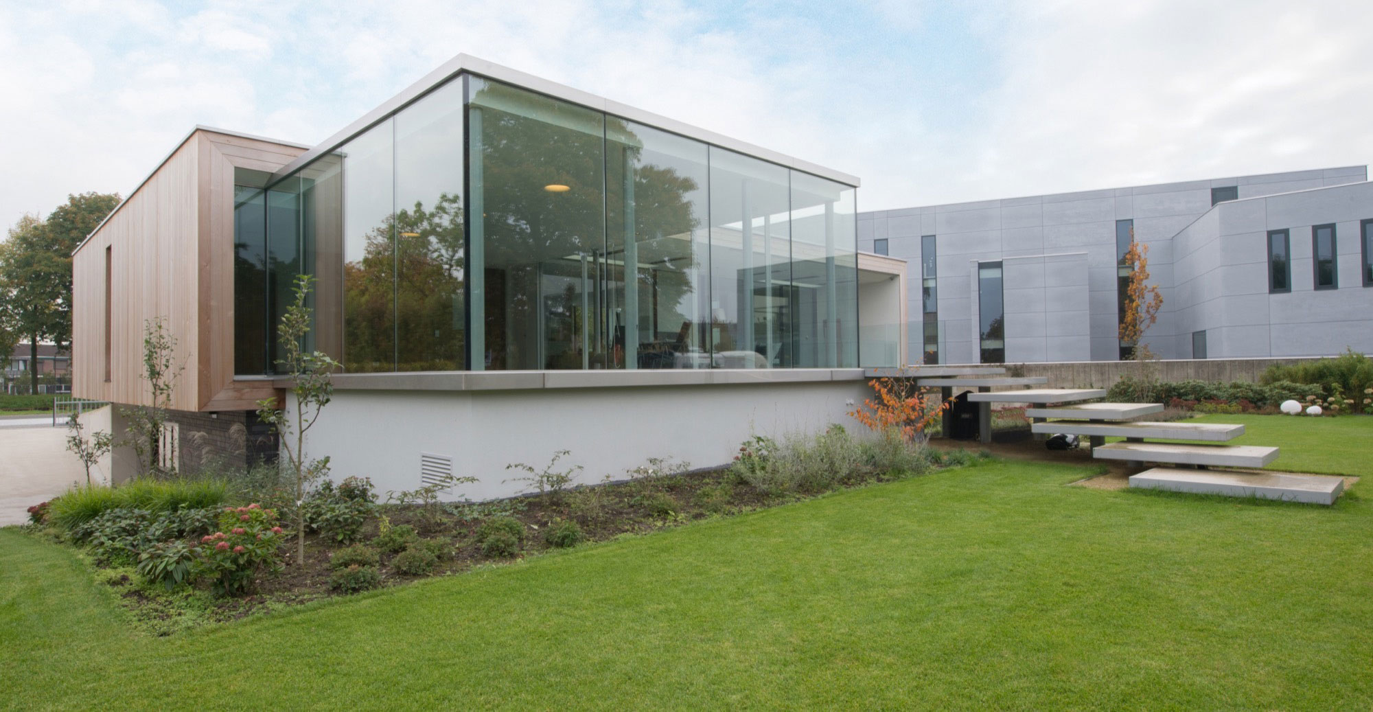 A Stunning and Luminous Contemporary Home on the Edge of a Pretty Man-Made River by LIAG architects (3)