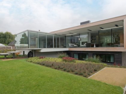 A Stunning and Luminous Contemporary Home on the Edge of a Pretty Man-Made River by LIAG architects (4)