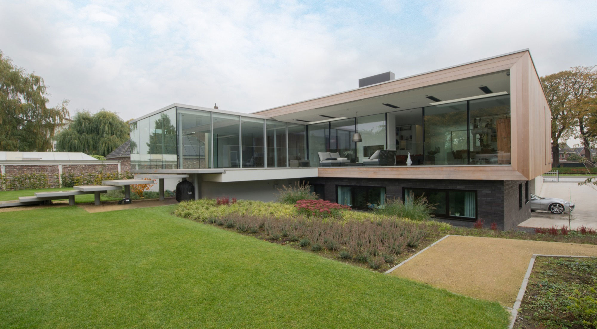 A Stunning and Luminous Contemporary Home on the Edge of a Pretty Man-Made River by LIAG architects (4)